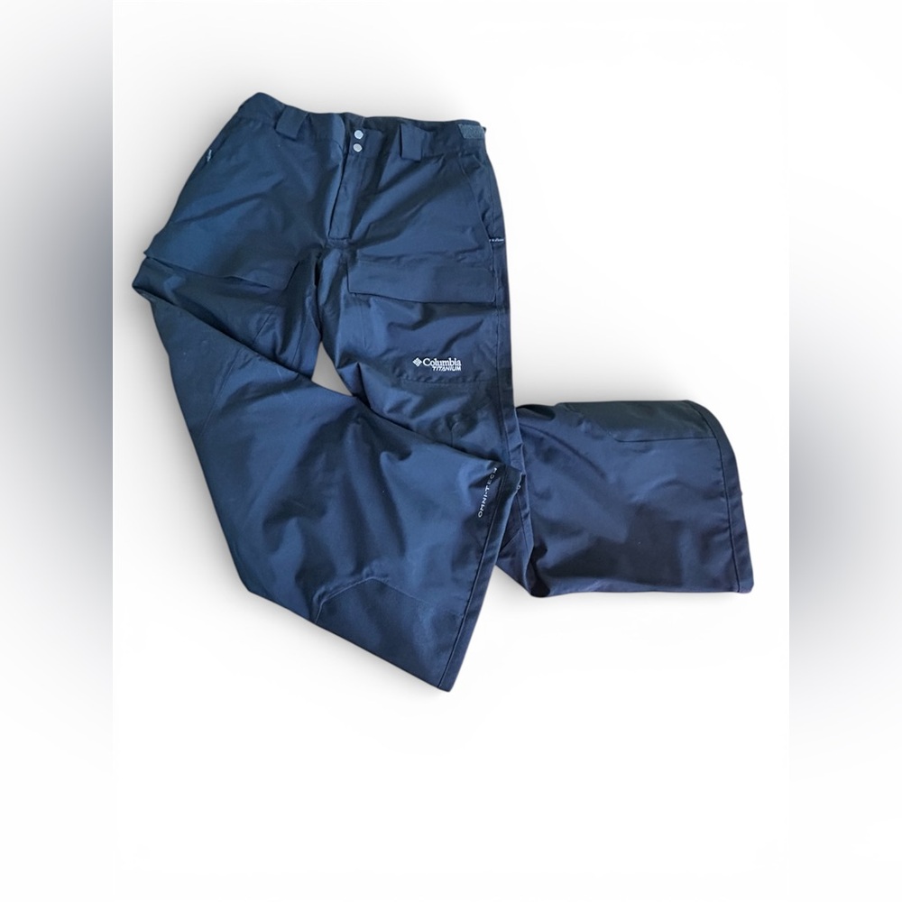 Like new - Columbia women’s titanium ski/snowboard pants size L black